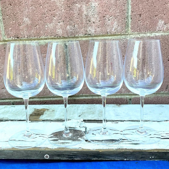 Other - Set of 4 Clear Stemmed Wine Glasses Classic Barware Entertaining